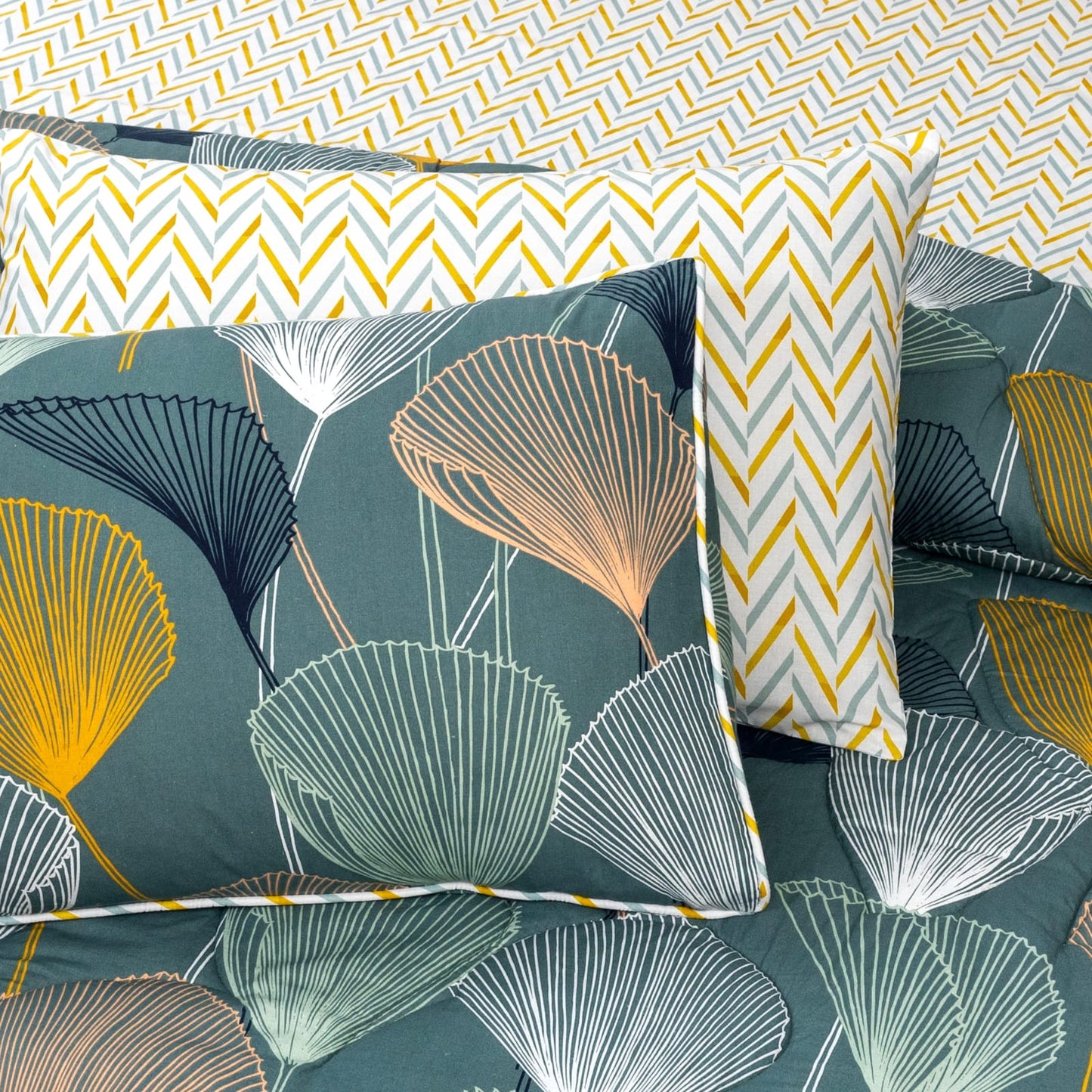 Premium Quality Beautiful Comforter Set For Room